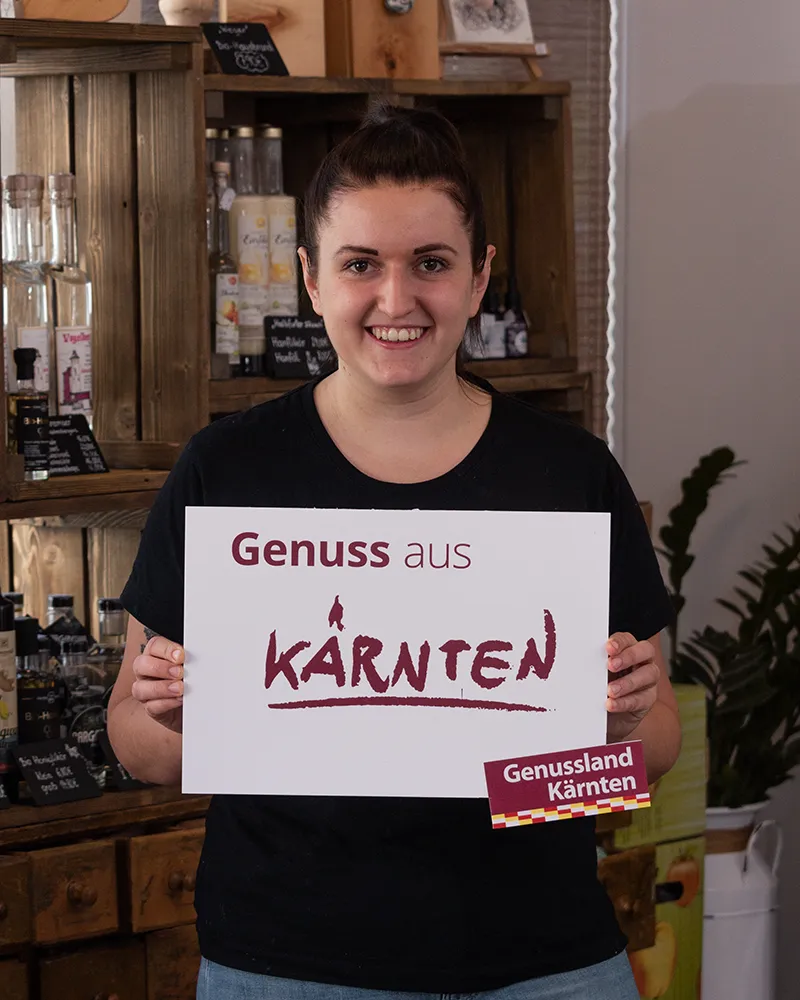 Irina Kanzian mit Genussland Kärnten Schild