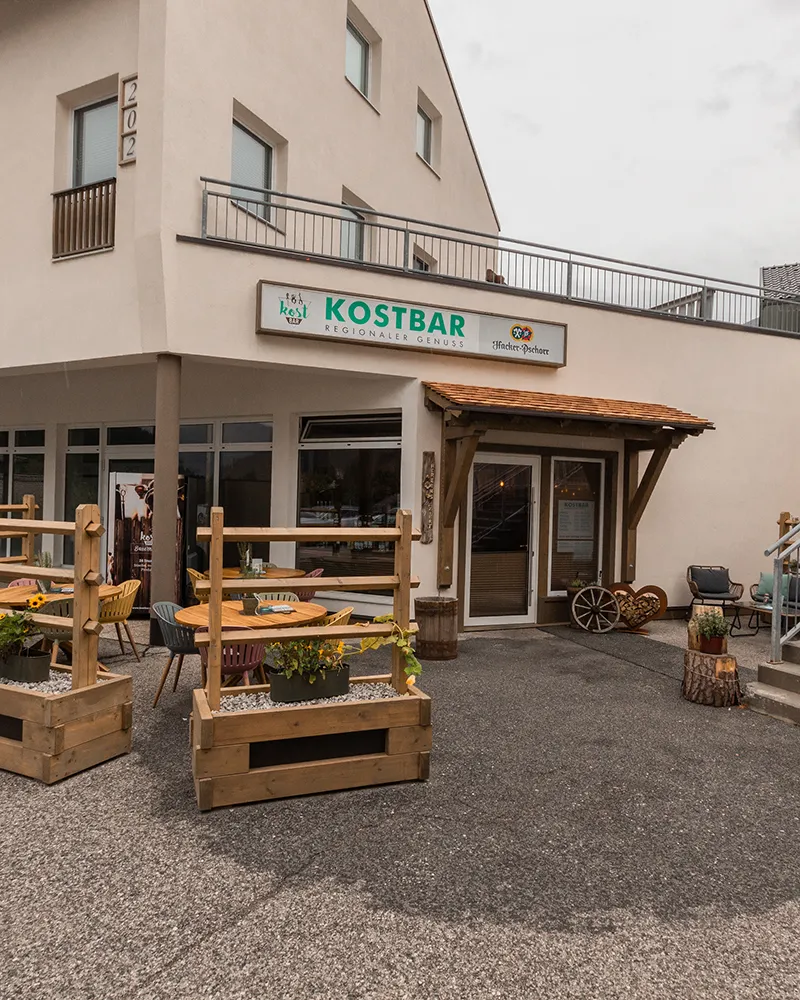 Außenansicht ehemaliges Restaurant Kost Bar in Winklern mit Gastgarten – frühere Location von Irina Kanzian, Inhaberin Kostbarkeiten