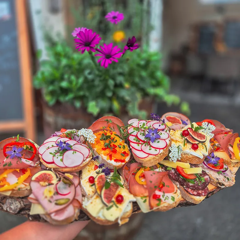 Kostbarkeiten by Irina Kanzian – liebevoll belegte Brötchen mit Aufschnitt, Radieschen und essbaren Blüten, Catering Mölltal