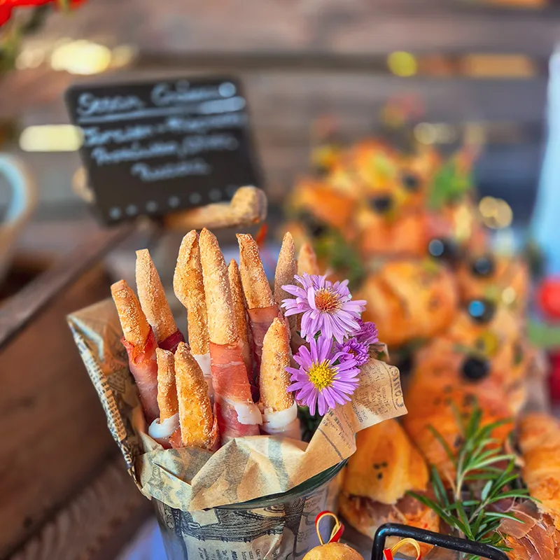 Kostbarkeiten Fingerfood Catering – knusprige Grissini und herzhafte Snacks in rustikaler Servierbox, Jausenplatten Oberkärnten