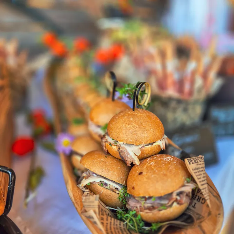 Kostbarkeiten Catering Mölltal – Mini-Burger auf Holztablett, kreatives Fingerfood von Irina Kanzian für Events und Feiern