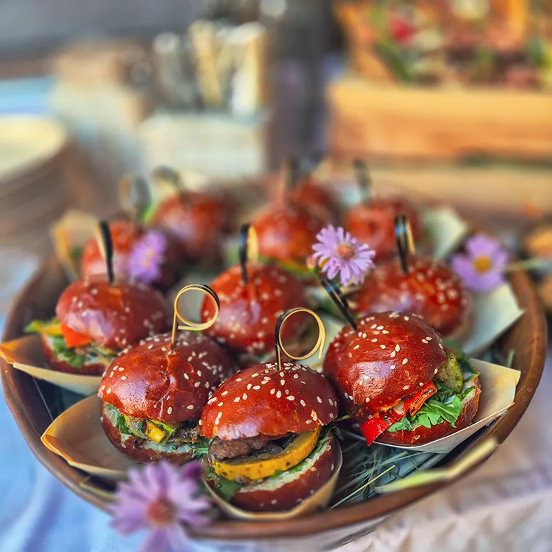 Kostbarkeiten by Irina Kanzian – bunte Mini-Burger mit essbaren Blüten, feines Fingerfood Catering Oberkärnten